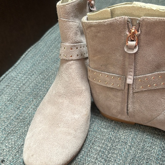 Brand new ankle boots never worn! Size 8 - Picture 2 of 5
